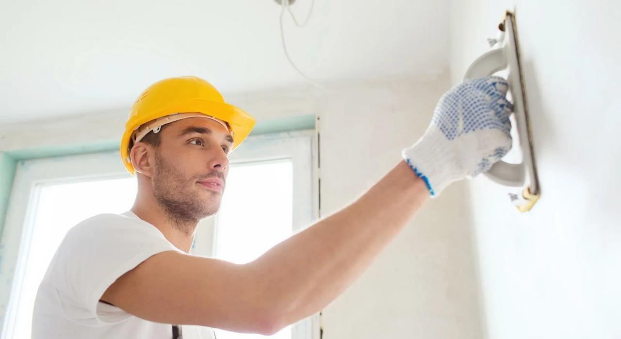 Правительство Российской Федерации планирует утвердить единый стандарт отделки многоквартирных домов к 2026 году. Об этом заявил вице-премьер Марат Хуснуллин в ходе рабочего совещания. Новый стандарт будет разработан с целью повышения качества жилья и унификации требований к отделочным материалам и технологиям. Согласно планам, документ должен быть утвержден во втором квартале 2026 года. Это решение направлено на улучшение условий проживания граждан и снижение количества жалоб на некачественную отделку в новостройках. Хуснуллин подчеркнул, что стандарт будет учитывать как эстетические, так и функциональные аспекты, включая долговечность и безопасность материалов. «Мы стремимся к тому, чтобы каждый гражданин России мог быть уверен в качестве своего жилья. Новый стандарт станет важным шагом в этом направлении», — отметил вице-премьер. Реализация инициативы потребует тесного взаимодействия между застройщиками, контролирующими органами и экспертами в области строительства. Этот шаг также может повлиять на стоимость жилья, так как внедрение новых стандартов может потребовать дополнительных инвестиций со стороны строительных компаний. Однако, как отмечают эксперты, долгосрочные выгоды от повышения качества жилья перевешивают возможные временные затраты.. Правительство РФ, Марат Хуснуллин, стандарт отделки, многоквартирные дома, строительство