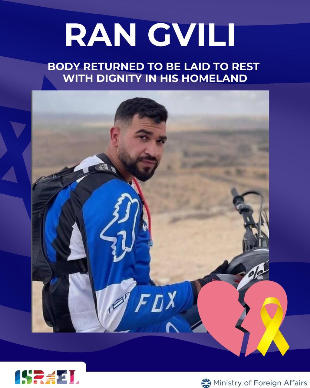 ХАМАС передал Израилю тело последнего заложника Как сообщил МИД Израиля, террористическая группировка ХАМАС вернула тело 24-летнего полицейского Рана Гвили. Молодой человек погиб в ходе боевых действий утром 7 октября 2023 года, после чего его тело было вывезено в сектор Газа. Армия обороны Израиля подтвердила факт передачи останков. Таким образом, все заложники, похищенные в результате событий 7 октября, были возвращены на родину. Это событие завершает длительный этап переговоров и обменов между сторонами конфликта. Власти Израиля продолжают расследование обстоятельств гибели Гвили и других жертв атаки. Фото: МИД Израиля. ХАМАС, Израиль, сектор Газа, Ран Гвили, военный конфликт