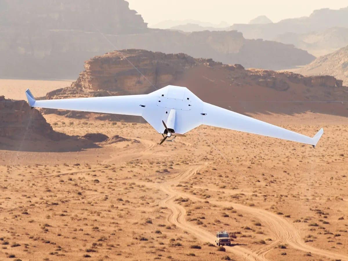 Франция передала Украине партию беспилотников Rodeur, сообщает издание France 24. Эти дроны, разработанные французской компанией EOS Technologie, способны преодолевать расстояние до 500 км и выполнять как разведывательные задачи, так и функции БПЛА-камикадзе. Время полёта беспилотников составляет до пяти часов, что делает их эффективным инструментом для мониторинга и нанесения точечных ударов. Передача дронов осуществляется в рамках поддержки Украины со стороны западных стран. Rodeur уже зарекомендовали себя как надёжные аппараты для выполнения сложных миссий. Их использование может значительно усилить возможности украинских вооружённых сил на поле боя. Подробности о количестве переданных дронов и сроках их поставки пока не уточняются. Однако эксперты отмечают, что такие технологии способны изменить баланс сил в текущем конфликте.. Франция, Украина, БПЛА, EOS Technologie, Военное дело