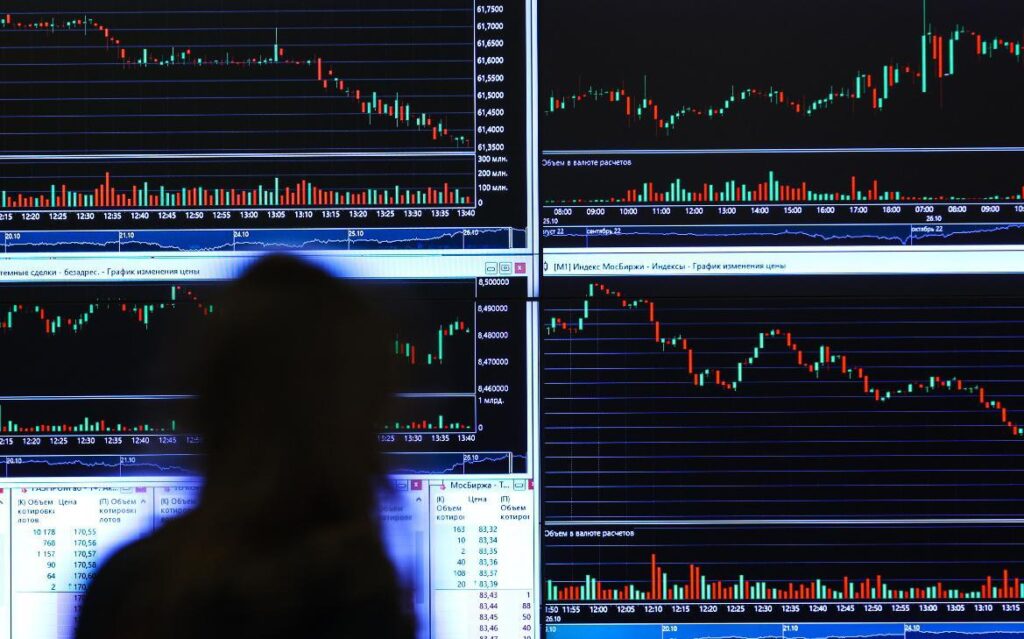 Российский рынок может ожидать значительный рост в случае завершения конфликта на Украине. По мнению аналитиков, индекс Мосбиржи способен подняться до психологической отметки в 3000 пунктов и выше, а рубль заметно укрепиться. Подобный всплеск уже наблюдался ранее, когда в феврале 2025 года индекс прибавил около 8% на фоне новостей о «планах мира». Эксперты рекомендуют инвесторам обратить внимание на акции банков, нефтегазовых компаний и потребительского сектора. Эти отрасли могут стать основой для формирования комфортного портфеля с учетом новых вводных. Подробнее о стратегиях инвестирования в условиях возможного перемирия можно узнать в материале «РБК Инвестиции». Фото: Артем Геодакян / ТАСС. Российский рынок, Индекс Мосбиржи, Рубль, Инвестиции, Украина
