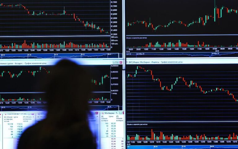 Российский рынок может ожидать значительный рост в случае завершения конфликта на Украине. По мнению аналитиков, индекс Мосбиржи способен подняться до психологической отметки в 3000 пунктов и выше, а рубль заметно укрепиться. Подобный всплеск уже наблюдался ранее, когда в феврале 2025 года индекс прибавил около 8% на фоне новостей о «планах мира». Эксперты рекомендуют инвесторам обратить внимание на акции банков, нефтегазовых компаний и потребительского сектора. Эти отрасли могут стать основой для формирования комфортного портфеля с учетом новых вводных. Подробнее о стратегиях инвестирования в условиях возможного перемирия можно узнать в материале «РБК Инвестиции». Фото: Артем Геодакян / ТАСС. Российский рынок, Индекс Мосбиржи, Рубль, Инвестиции, Украина