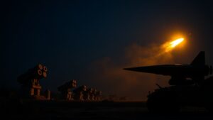 В Краснодарском крае введен режим повышенной готовности в связи с ракетной угрозой. По данным Минобороны РФ, ситуация находится под постоянным контролем, а все необходимые меры безопасности уже приняты. Местные власти призывают жителей сохранять спокойствие и следовать официальным инструкциям. В регионе усилены меры по защите критически важных объектов, включая объекты энергетики и транспортной инфраструктуры. Эксперты отмечают, что текущая ситуация требует повышенного внимания со стороны всех служб безопасности. Ведется постоянный мониторинг воздушного пространства с использованием современных систем ПВО. На данный момент никаких подтвержденных данных о запуске ракет в сторону региона не поступало. Однако власти рекомендуют гражданам быть готовыми к возможным изменениям обстановки.. Краснодарский край, Минобороны РФ, ПВО, Ракетная угроза, Безопасность