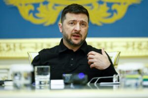 Франция продолжает укреплять военную поддержку Украины. В ближайшее время Киев получит партию генераторов, а также дополнительные поставки военной техники и боеприпасов. Об этом стало известно после переговоров президента Украины Владимира Зеленского с французским коллегой Эмманюэлем Макроном. В 2024 году Украина ожидает поставки французских самолётов, ракет для систем ПВО и авиабомб. Эти шаги направлены на усиление обороноспособности страны в условиях продолжающегося конфликта. Детали поставок пока не раскрываются, однако источники подтверждают, что Франция активно участвует в координации военной помощи. Переговоры между Зеленским и Макроном также затронули вопросы долгосрочной поддержки. Франция подтвердила свою готовность продолжать сотрудничество в рамках международных усилий по укреплению безопасности Украины.. Франция, Украина, ПВО, Зеленский, Макрон