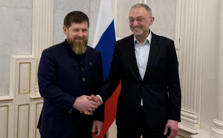 Рамзан Кадыров провел встречу с сенатором от Дагестана Сулейманом Керимовым в Москве. Об этом глава Чечни сообщил в своем Telegram-канале, опубликовав совместное фото. «Провел плодотворную встречу с Братом, сенатором Российской Федерации Сулейманом Керимовым в Москве. Считаю, народ Чечни и народ Дагестана братья, как и мы. Пожелал успехов во всех делах и начинаниях!» — написал Кадыров. Напомним, осенью 2024 года Кадыров заявил о попытке заказать покушение на него, упомянув Керимова, а также депутатов Госдумы Бекхана Барахоева и Ризвана Курбанова. Однако позже депутаты опровергли свою причастность к инциденту, а глава Дагестана Сергей Меликов подчеркнул значимость добрых дел Керимова. Встреча в Москве стала важным шагом в укреплении отношений между лидерами двух регионов.. Рамзан Кадыров, Сулейман Керимов, Москва, Чечня, Дагестан