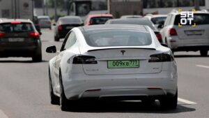 Россия может получить новые цвета автомобильных номеров. К уже существующим красным, синим, жёлтым и чёрным добавятся зелёные и бирюзовые. 🚗💨 Инициатором выступил глава Национального автомобильного союза Антон Шапарин. В письме премьер-министру Михаилу Мишустину он предложил ввести зелёные номера для электромобилей (Tesla, LiXiang и другие), а бирюзовые — для беспилотников. 🌿💧 По мнению авторов идеи, такая цветовая градация упростит работу ГИБДД и повысит безопасность на дорогах. В мире подобная практика уже используется, например, в Китае и Белоруссии. 🌍 Что думаете? Нужны ли России новые цвета номеров или это лишняя бюрократия? 🤔. автомобили, ГИБДД, электрокары, беспилотники, Антон Шапарин