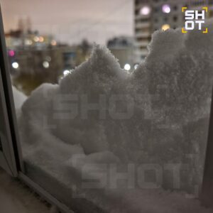 Мощный циклон, обрушившийся на Москву, вызвал серьёзные затруднения на дорогах города. По данным источника SHOT, на МКАД в районе 69-73 километров образовалась крупная пробка, где произошло не менее двух ДТП. Ленинградское шоссе также оказалось перегружено: движение затруднено от деревни Новодмитровка до Химок, где столкнулись три легковых автомобиля. Варшавское и Симферопольское шоссе в районе Щербинки также стоят в пробках. Метеорологи связывают сложную ситуацию с разницей воздушных масс, вызвавшей сильный снегопад и ветер скоростью 7-12 м/с. Ожидается, что непогода продлится до среды, что может усугубить транспортную обстановку. Власти рекомендуют водителям соблюдать осторожность и по возможности избегать поездок в ближайшие дни. Ситуация на дорогах находится на контроле экстренных служб.. Москва, Циклон, ДТП, Пробки, МКАД