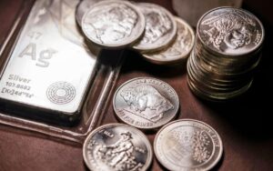 Серебро продолжает бить рекорды: вчера цена на драгметалл достигла исторического максимума в $117, что значительно превышает показатели 1970-х годов. Этот рост, который начался с 2025 года, уже составил более 300%. Эксперты НКР считают, что такая динамика обусловлена системными проблемами на рынке, а не спекуляциями. Спрос на серебро значительно опережает предложение, что может привести к дальнейшему росту цен к 2026 году. Аналитики представили три возможных сценария развития ситуации. Первый предполагает продолжение роста цен из-за дефицита металла. Второй сценарий связан с возможной стабилизацией рынка, если предложение увеличится. Третий вариант — коррекция цен, если спрос снизится. Эксперты также отмечают, что текущая динамика не является пузырем на рынке драгметаллов, а отражает реальные экономические процессы. Подробный обзор доступен на сайте «РБК Инвестиции».. серебро, НКР, драгметаллы, экономика, инвестиции