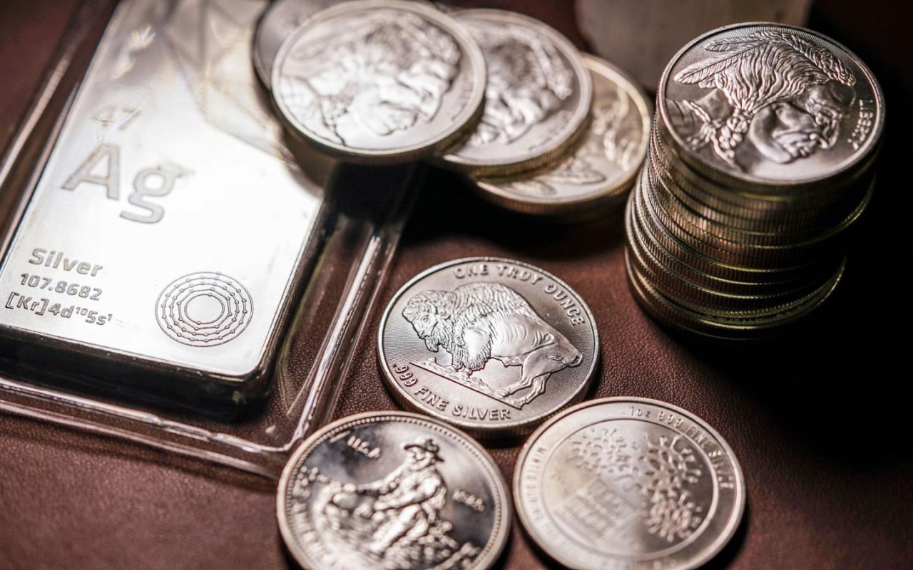 Серебро продолжает бить рекорды: вчера цена на драгметалл достигла исторического максимума в $117, что значительно превышает показатели 1970-х годов. Этот рост, который начался с 2025 года, уже составил более 300%. Эксперты НКР считают, что такая динамика обусловлена системными проблемами на рынке, а не спекуляциями. Спрос на серебро значительно опережает предложение, что может привести к дальнейшему росту цен к 2026 году. Аналитики представили три возможных сценария развития ситуации. Первый предполагает продолжение роста цен из-за дефицита металла. Второй сценарий связан с возможной стабилизацией рынка, если предложение увеличится. Третий вариант — коррекция цен, если спрос снизится. Эксперты также отмечают, что текущая динамика не является пузырем на рынке драгметаллов, а отражает реальные экономические процессы. Подробный обзор доступен на сайте «РБК Инвестиции».. серебро, НКР, драгметаллы, экономика, инвестиции