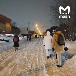 Рекордный снегопад в Подмосковье стал причиной масштабных транспортных проблем. На дорогах образовались многокилометровые заторы, что вынудило многих жителей бросить автомобили и добираться до домов пешком. На федеральных трассах, включая Домодедовское шоссе, движение практически остановилось. Десятки фур и легковых автомобилей застряли в снежных заносах. Водители и прохожие совместными усилиями пытаются вытянуть машины из снега. Пассажиры общественного транспорта также столкнулись с трудностями. Автобусы двигаются крайне медленно, а некоторые пассажиры предпочитают выходить прямо на дороге и идти пешком. Время в пути для многих жителей увеличилось до 4-5 часов. Ситуация осложняется продолжающимся снегопадом, который, по прогнозам метеорологов, продлится еще несколько часов. Спецслужбы и дорожные службы работают в усиленном режиме, чтобы восстановить движение на основных магистралях.. Подмосковье, снегопад, транспорт, заторы, Домодедовское шоссе