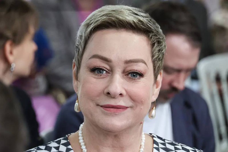 Мария Аронова, известная актриса театра и кино, обратилась к врачам из-за мучительных приступов икоты. Обследование выявило серьёзные проблемы: воспаление пищевода и стеатогепатит — ожирение печени с повреждением клеток. 🚨 Ситуация осложняется сахарным диабетом второго типа. Врачи назначили строгую средиземноморскую диету и регулярный контроль липидов крови. Аронова остаётся под наблюдением специалистов до стабилизации состояния. 🩺 Этот случай — напоминание о том, что даже у звёзд бывают серьёзные проблемы со здоровьем. Берегите себя и не игнорируйте тревожные симптомы. 💪. Мария Аронова, здоровье, воспаление пищевода, стеатогепатит, сахарный диабет