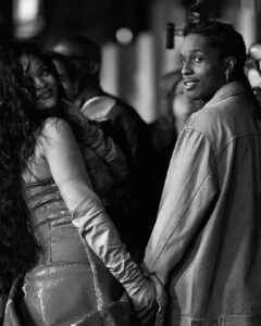 Рианна снова в центре внимания! 🎤 На этот раз она решила поделиться радостью за своего партнера, который только что выпустил новый музыкальный альбом. И, судя по всему, это настоящий хит! «Заскочила сюда, чтобы просто сказать всем вам, что у отца моих детей НАМБЕРВАН АЛЬБОМ!!! Аааааххххххх хах! DON'T BE DUMB», — написала она в своем посте. 💥 Фанаты уже в восторге от новости и активно обсуждают, что же это за альбом и какие треки станут хитами. А пока все гадают, Рианна продолжает наслаждаться моментом и поддерживать своего любимого. Кто бы ни был этот таинственный музыкант, он точно может рассчитывать на поддержку одной из самых влиятельных женщин в мире. 🎶. Рианна, музыка, альбом, скандал, успех