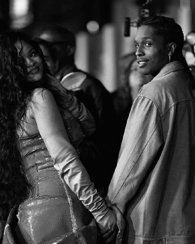 Рианна снова в центре внимания! 🎤 На этот раз она решила поделиться радостью за своего партнера, который только что выпустил новый музыкальный альбом. И, судя по всему, это настоящий хит! «Заскочила сюда, чтобы просто сказать всем вам, что у отца моих детей НАМБЕРВАН АЛЬБОМ!!! Аааааххххххх хах! DON'T BE DUMB», — написала она в своем посте. 💥 Фанаты уже в восторге от новости и активно обсуждают, что же это за альбом и какие треки станут хитами. А пока все гадают, Рианна продолжает наслаждаться моментом и поддерживать своего любимого. Кто бы ни был этот таинственный музыкант, он точно может рассчитывать на поддержку одной из самых влиятельных женщин в мире. 🎶. Рианна, музыка, альбом, скандал, успех