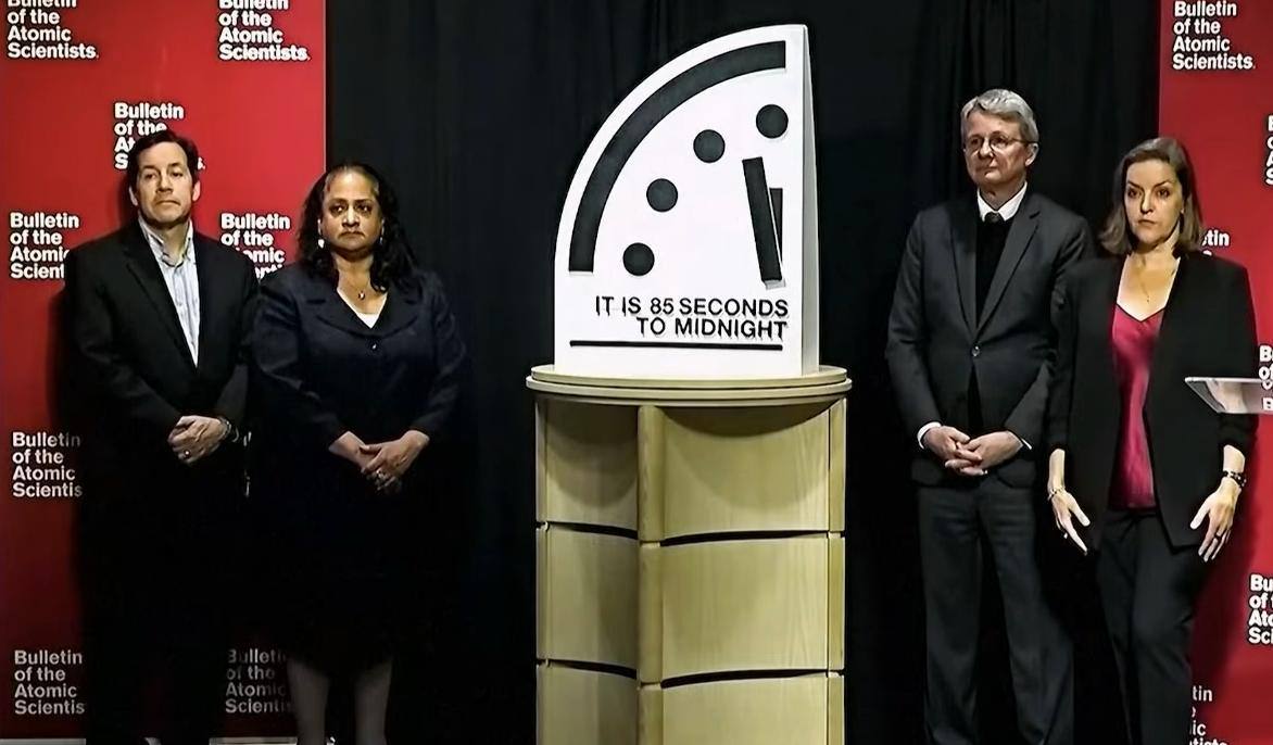 Учёные, видимо, решили, что мир слишком расслабился. ⏳ «Часы Судного дня» переведены на 4 секунды вперёд. Теперь они показывают 85 секунд до ядерной полуночи. Это ближе, чем когда-либо. Что заставляет экспертов так нервничать? Всё просто: ядерные угрозы, климатические катастрофы и технологии, которые могут выйти из-под контроля. Кажется, мы сами копаем себе могилу. Что дальше? Если не остановить этот безумный марафон, полуночи не избежать. Время на исходе, а мы всё играем в политику и технологии. 💥 Совет: не планируйте долгосрочных проектов. Мир меняется быстрее, чем мы думаем.. Часы Судного дня, Ядерная угроза, Климатическая катастрофа, Технологии, Мир