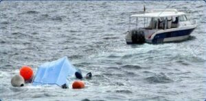 В провинции Муттрах, Оман, произошло трагическое происшествие: лодка, на борту которой находились 25 французских туристов, перевернулась. По предварительным данным, трое человек погибли, еще двое получили ранения различной степени тяжести. Местные власти оперативно отреагировали на инцидент, организовав спасательную операцию. Пострадавшие были доставлены в ближайшие медицинские учреждения для оказания необходимой помощи. Причины происшествия пока остаются неизвестными, однако уже начато расследование. Этот инцидент стал очередным напоминанием о потенциальных рисках, связанных с водным туризмом. Власти Омана выразили соболезнования семьям погибших и пообещали принять все необходимые меры для предотвращения подобных случаев в будущем.. Оман, Франция, туризм, происшествия, Муттрах