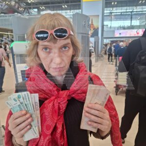 Россиянка Наталья, находившаяся в отеле Бангкока, совершила побег, чтобы избежать ареста из-за долга в размере 100 тысяч рублей. По данным источника, ситуация обострилась 1 февраля, когда стало известно о готовящемся аресте. Женщина решила не дожидаться встречи с полицией и воспользовалась моментом, когда охранник отлучился. Наталья выбралась через балкон, взяв с собой только документы и технику, оставив остальные вещи в номере. Волонтёры, узнав о её ситуации, собрали 50 тысяч рублей для погашения штрафа за просрочку визы и организовали её переезд в аэропорт. Также ей были предоставлены тёплые вещи и билет на ближайший рейс в Санкт-Петербург. На данный момент Наталья успешно прошла пограничный контроль и ожидает вылета. Её история вызвала широкий резонанс среди российских туристов, находящихся за границей.. Бангкок, Россия, Туризм, Происшествия, Наталья