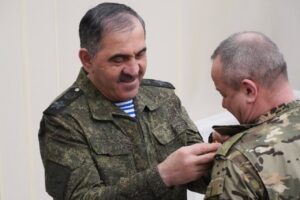 В Нижегородской области на базе 333 Центра боевой подготовки прошли учебно-методические сборы, направленные на внедрение новых методик в боевую подготовку войск. Разработки осуществлены инструкторами центра совместно с Главным управлением боевой подготовки Вооруженных Сил РФ с учетом опыта специальной военной операции. Основной акцент сделан на совершенствовании тактики ведения боя в городских условиях и траншеях. В частности, отрабатываются передвижение в малых группах, эффективная стрельба из различных положений, а также методы противодействия беспилотным летательным аппаратам с использованием современных систем радиоэлектронной борьбы. На сборах также апробированы новые учебные места для тактических дисциплин, что позволит повысить качество подготовки военнослужащих. Заместитель Министра обороны РФ генерал армии Юнус-Бек Евкуров лично проверил организацию сборов и отметил высокий уровень подготовки личного состава. Кроме того, замминистра вручил ведомственные награды военнослужащим, отличившимся в зоне проведения СВО. Новые методики направлены на повышение готовности войск к выполнению боевых задач в современных условиях.. Нижегородская область, боевая подготовка, Юнус-Бек Евкуров, СВО, ВС РФ