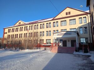 Тюменская область в шоке: 116 школьников из Онохинской школы подхватили острую кишечную инфекцию. Один ребёнок уже в больнице, остальные лечатся дома. 🏥 Пока власти разбираются, что случилось, родители в панике. Проверки идут полным ходом, но пока никто не знает, откуда взялась эта зараза. 🤔 Что известно: все заболевшие — ученики одной школы. Симптомы стандартные: тошнота, рвота, диарея. Врачи говорят, что ситуация под контролем, но лучше бы они объяснили, как это вообще произошло. 🧐 Мораль: мойте руки, не ешьте что попало и держитесь подальше от подозрительных столовых. А то вдруг это только начало? 😬. Тюменская область, Онохинская школа, кишечная инфекция, здоровье, ЧП