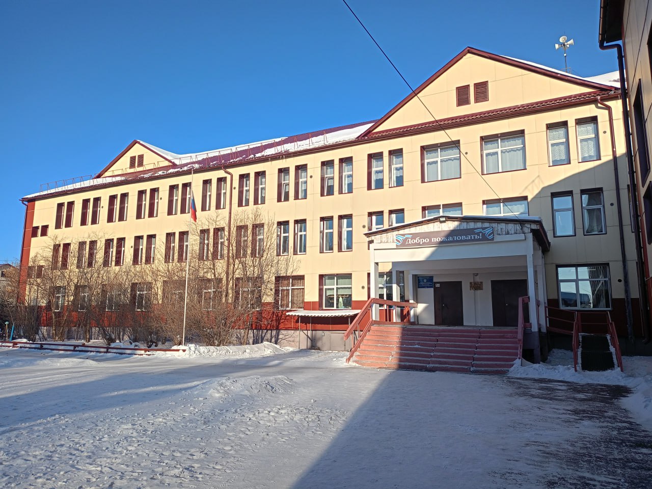 Тюменская область в шоке: 116 школьников из Онохинской школы подхватили острую кишечную инфекцию. Один ребёнок уже в больнице, остальные лечатся дома. 🏥 Пока власти разбираются, что случилось, родители в панике. Проверки идут полным ходом, но пока никто не знает, откуда взялась эта зараза. 🤔 Что известно: все заболевшие — ученики одной школы. Симптомы стандартные: тошнота, рвота, диарея. Врачи говорят, что ситуация под контролем, но лучше бы они объяснили, как это вообще произошло. 🧐 Мораль: мойте руки, не ешьте что попало и держитесь подальше от подозрительных столовых. А то вдруг это только начало? 😬. Тюменская область, Онохинская школа, кишечная инфекция, здоровье, ЧП