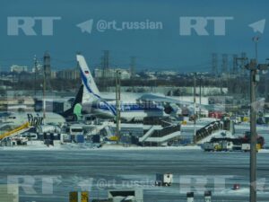 Российский транспортный самолёт Ан-124 «Руслан» компании «Волга-Днепр» продолжает оставаться под арестом в аэропорту Торонто спустя два года после его задержания. Как сообщил подписчик RT, борт с регистрационным номером RA-82078 был замечен на территории аэропорта. Самолёт прибыл в Канаду в феврале 2022 года для доставки тестов на COVID-19 из Китая, однако был арестован в рамках санкций против России. Изначально обсуждалась возможность передачи самолёта Украине, однако до сих пор он остаётся на территории Канады. Ан-124 является одним из крупнейших грузовых самолётов в мире и используется для перевозки крупногабаритных грузов. Ситуация с арестом российского воздушного судна продолжает вызывать вопросы, особенно в контексте международного права и дипломатических отношений. Канадские власти пока не комментируют дальнейшую судьбу самолёта.. Ан-124, Канада, Торонто, Волга-Днепр, Санкции