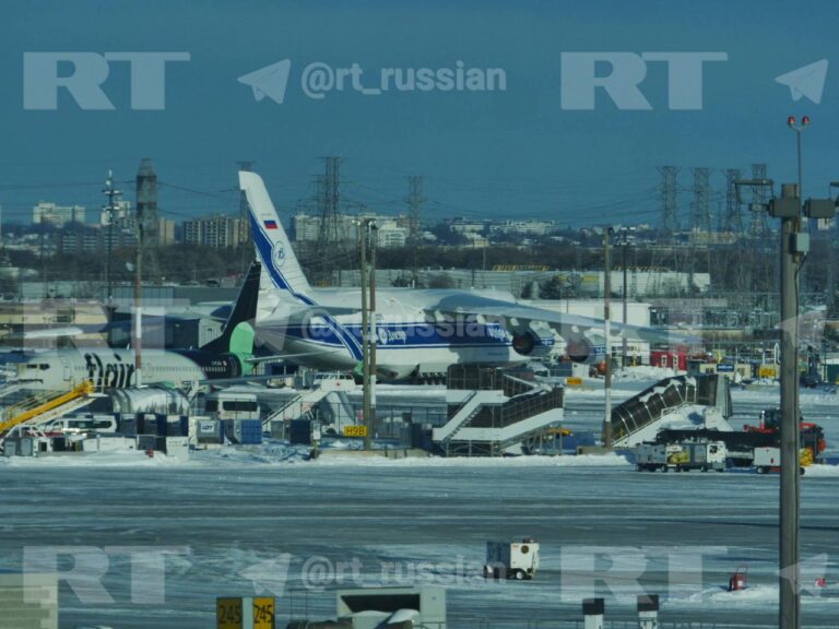 Российский транспортный самолёт Ан-124 «Руслан» компании «Волга-Днепр» продолжает оставаться под арестом в аэропорту Торонто спустя два года после его задержания. Как сообщил подписчик RT, борт с регистрационным номером RA-82078 был замечен на территории аэропорта. Самолёт прибыл в Канаду в феврале 2022 года для доставки тестов на COVID-19 из Китая, однако был арестован в рамках санкций против России. Изначально обсуждалась возможность передачи самолёта Украине, однако до сих пор он остаётся на территории Канады. Ан-124 является одним из крупнейших грузовых самолётов в мире и используется для перевозки крупногабаритных грузов. Ситуация с арестом российского воздушного судна продолжает вызывать вопросы, особенно в контексте международного права и дипломатических отношений. Канадские власти пока не комментируют дальнейшую судьбу самолёта.. Ан-124, Канада, Торонто, Волга-Днепр, Санкции
