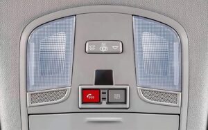 Минпромторг предложил досрочно возобновить обязательную установку устройств для вызова экстренных оперативных служб на автомобили, ввозимые в Россию физическими лицами. Инициатива предполагает снятие моратория на установку кнопок SOS, который действует до конца 2027 года. В случае одобрения, новые правила вступят в силу с 1 апреля 2026 года. В официальном ответе на запрос Autonews в Минпромторге пояснили, что ускоренное внедрение системы «ЭРА-ГЛОНАСС» связано с приоритетом безопасности на дорогах. С 2015 года с помощью системы было осуществлено более 506 тыс. вызовов в экстренные службы, из которых 84% поступили автоматически при срабатывании систем пассивной безопасности во время ДТП. Более 55% автоматических вызовов были сделаны с территорий, удаленных от населенных пунктов более чем на 30 км, где вероятность нахождения очевидцев происшествия крайне мала. На данный момент к системе подключено около 13,32 млн автомобилей, что составляет 24% от общего автопарка России. Минпромторг не ожидает роста цен на автомобили или дефицита блоков УВЭОС в связи с возможным снятием моратория на установку кнопок SOS.. Минпромторг, ЭРА-ГЛОНАСС, безопасность на дорогах, автомобили, Россия