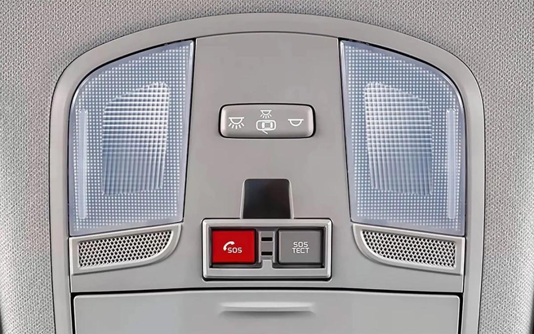 Минпромторг предложил досрочно возобновить обязательную установку устройств для вызова экстренных оперативных служб на автомобили, ввозимые в Россию физическими лицами. Инициатива предполагает снятие моратория на установку кнопок SOS, который действует до конца 2027 года. В случае одобрения, новые правила вступят в силу с 1 апреля 2026 года. В официальном ответе на запрос Autonews в Минпромторге пояснили, что ускоренное внедрение системы «ЭРА-ГЛОНАСС» связано с приоритетом безопасности на дорогах. С 2015 года с помощью системы было осуществлено более 506 тыс. вызовов в экстренные службы, из которых 84% поступили автоматически при срабатывании систем пассивной безопасности во время ДТП. Более 55% автоматических вызовов были сделаны с территорий, удаленных от населенных пунктов более чем на 30 км, где вероятность нахождения очевидцев происшествия крайне мала. На данный момент к системе подключено около 13,32 млн автомобилей, что составляет 24% от общего автопарка России. Минпромторг не ожидает роста цен на автомобили или дефицита блоков УВЭОС в связи с возможным снятием моратория на установку кнопок SOS.. Минпромторг, ЭРА-ГЛОНАСС, безопасность на дорогах, автомобили, Россия