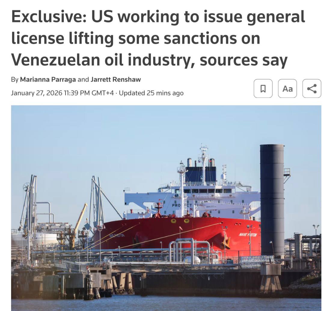 Администрация США готовит общую лицензию, которая частично снимет санкции с энергетического сектора Венесуэлы. Об этом сообщает агентство Reuters. Новая мера предполагает отказ от прежней практики предоставления индивидуальных санкционных исключений компаниям, заинтересованным в работе на территории страны. Это может упростить доступ иностранных компаний к венесуэльскому энергетическому рынку. Эксперты отмечают, что данный шаг может быть связан с текущей геополитической ситуацией и необходимостью стабилизации мировых энергетических рынков. Однако официальные комментарии от представителей США пока не поступали. Ранее Венесуэла неоднократно заявляла о негативном влиянии санкций на свою экономику, особенно в энергетическом секторе. Частичное снятие ограничений может стать важным шагом для восстановления отрасли.. США, Венесуэла, энергетика, санкции, экономика