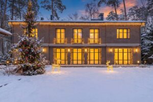 Американский актёр и режиссёр Стивен Сигал выставил на продажу свой особняк, расположенный на Рублёво-Успенском шоссе в Подмосковье. Об этом стало известно из источников на рынке недвижимости. Резиденция включает двухэтажный основной дом, гостевой дом с баней и беседку-барбекю. Все постройки расположены на лесном участке площадью 15 соток. Объект отличается уединённостью и близостью к природе, что делает его привлекательным для потенциальных покупателей. Рублёво-Успенское шоссе традиционно считается одной из самых престижных локаций Подмосковья, где располагаются резиденции известных бизнесменов, политиков и звёзд шоу-бизнеса. Точная стоимость объекта пока не раскрывается, однако эксперты предполагают, что цена может достигать десятков миллионов долларов. Стивен Сигал, известный своими ролями в боевиках, неоднократно посещал Россию и даже получил российское гражданство в 2016 году. Продажа его подмосковного особняка может быть связана с изменением планов актёра или его бизнес-стратегии.. Стивен Сигал, Рублёво-Успенское шоссе, Недвижимость, Подмосковье, Элитная недвижимость