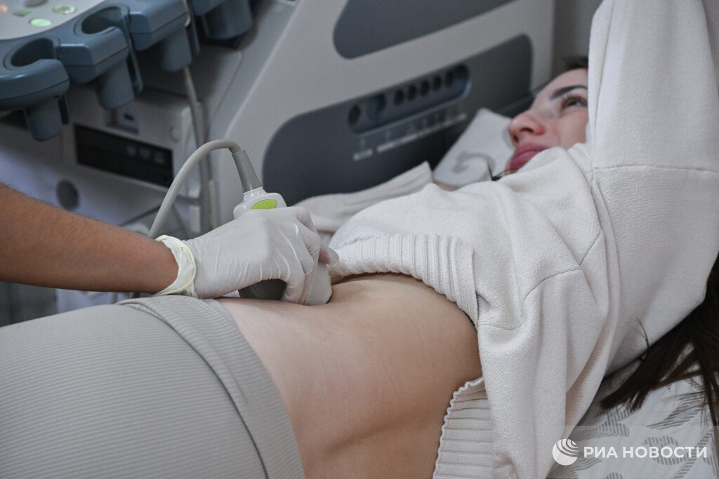 Тридцать — не просто цифра. Это возраст, когда тело начинает напоминать о себе чаще, чем хотелось бы. Онколог рассказал, какие обследования стоит проходить после 30, чтобы не пропустить серьезные проблемы. Что в списке? Общий анализ крови, биохимия, моча и УЗИ органов брюшной полости (печень, желчный пузырь, поджелудочная, почки). Это база, без которой никак. Женщинам — УЗИ молочных желез раз в два года, осмотр у гинеколога и мазок на онкоцитологию (ПАП-тест) раз в три года. Плюс тест на вирус папилломы человека. Мужчинам — уролог по показаниям. Важно: онкомаркеры без повода — пустая трата времени. Их назначают только при подозрении на опухоль. Не ждите симптомов. Проверяйтесь вовремя. 💉. здоровье, онкология, обследования, профилактика, медицина