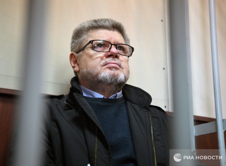 Экс-главный нарколог России Евгений Брюн освобожден из колонии. Об этом сообщил один из участников судебного процесса. Брюн был осужден в 2024 году на семь лет лишения свободы по делу о мошенничестве с тест-контейнерами. Решение об освобождении принято в связи с тяжелым заболеванием, которое делает невозможным дальнейшее пребывание в местах лишения свободы. Подробности состояния здоровья Брюна не раскрываются. Напомним, что Евгений Брюн занимал пост главного нарколога России с 2003 по 2015 год. Его осуждение стало одним из громких коррупционных скандалов последних лет. Дело вызвало широкий общественный резонанс, так как было связано с поставками медицинского оборудования. Освобождение Брюна стало возможным благодаря действующему законодательству, которое позволяет освобождать заключенных при наличии медицинских показаний. Вопрос о дальнейшем лечении и реабилитации экс-чиновника остается открытым.. Евгений Брюн, наркология, мошенничество, суд, Россия