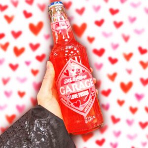 Розовый Garage — это не просто напиток, это настроение. Ко Дню всех влюблённых в Беларусь завезли новый пивной коктейль, который уже успел вызвать ажиотаж среди любителей пива. 🍓🍋 Сочетание яркого ягодного вкуса с лёгкой цитрусовой кислинкой делает его идеальным для романтического вечера или просто для поднятия настроения. Пивозавры в восторге, а мы уже кидаем тем, с кем будем пить его 14 февраля. 🫶 Судя по всему, напиток скоро доберется и до России. Так что готовьтесь к розовым вечерам и новым вкусовым открытиям. Garage снова удивляет!. Garage, Беларусь, День влюблённых, пивной напиток, розовый напиток