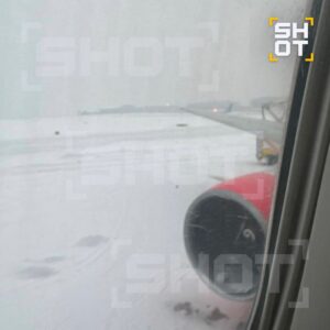 Рейс Москва — Нячанг авиакомпании Azur Air задерживается более 12 часов из-за мощного снежного циклона в Москве. По данным источника, самолёт должен был вылететь вчера в 20:50, но отправление перенесли на сегодняшнее утро. Пассажиры уже третий час находятся в самолёте, откуда их не выпускают. Экипаж готов к вылету, однако из-за непогоды борт не может взлететь. В аэропорту Внуково задерживаются восемь рейсов, один отменён. С полуночи около 40 самолётов вылетели с опозданием. Ситуация осложняется продолжающимся снежным циклоном, который парализовал работу аэропорта. Пассажиры выражают недовольство задержкой, однако представители авиакомпании пока не предоставили официальных комментариев.. Москва, Внуково, Azur Air, снежный циклон, задержка рейса