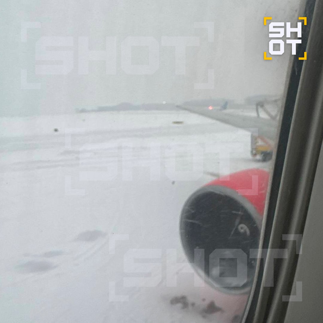 Рейс Москва — Нячанг авиакомпании Azur Air задерживается более 12 часов из-за мощного снежного циклона в Москве. По данным источника, самолёт должен был вылететь вчера в 20:50, но отправление перенесли на сегодняшнее утро. Пассажиры уже третий час находятся в самолёте, откуда их не выпускают. Экипаж готов к вылету, однако из-за непогоды борт не может взлететь. В аэропорту Внуково задерживаются восемь рейсов, один отменён. С полуночи около 40 самолётов вылетели с опозданием. Ситуация осложняется продолжающимся снежным циклоном, который парализовал работу аэропорта. Пассажиры выражают недовольство задержкой, однако представители авиакомпании пока не предоставили официальных комментариев.. Москва, Внуково, Azur Air, снежный циклон, задержка рейса