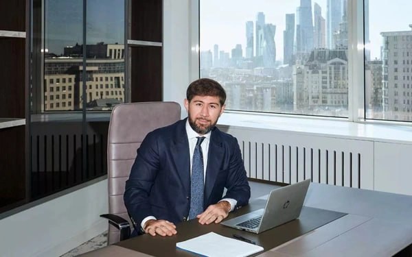 Россия вышла на высокий уровень самообеспечения молочной продукцией. По итогам 2025 года отечественные производители заняли 85,3% внутреннего рынка. Это стало возможным благодаря растущему интересу потребителей к здоровому питанию и расширению ассортимента молочной продукции. Однако увеличение объемов производства ставит перед отраслью новую задачу — наращивание экспорта. Без этого существует риск перепроизводства на внутреннем рынке. Участники отрасли активно работают над балансом интересов, стремясь одновременно расширить предложение для россиян и увеличить объемы зарубежных продаж. О перспективах экспорта молочной продукции на рынки Ближнего Востока и Северной Африки рассказал Руслан Алисултанов, председатель комитета по экспорту «Союзмолоко» и глава совета директоров «Логики молока». По его словам, эти регионы представляют значительный интерес для российских производителей.. Экономика, Молочная промышленность, Экспорт, Союзмолоко, Руслан Алисултанов