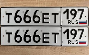 Павел Федяев, заместитель председателя комитета Госдумы по транспорту и развитию транспортной инфраструктуры, высказал критику в адрес законопроекта о продаже «красивых» автомобильных номеров. По его словам, документ в нынешнем виде не решает поставленных задач и может создать дополнительные проблемы. Федяев отметил, что законопроект не учитывает всех аспектов гражданских правовых отношений. «Там написано, что все номера должны стать платными или нет? Сложно ответить на этот вопрос», — заявил депутат. Он также подчеркнул, что отсутствие четких критериев для определения «красивых» номеров может привести к злоупотреблениям со стороны сотрудников ГИБДД. Кроме того, зампредседателя комитета указал на отсутствие механизмов сохранения номеров при передаче автомобиля родственникам и неясность в вопросе распределения средств от их продажи. «Вопросов очень много. Можно ли регулировать? Да, в мире это есть, но тут нужно прописывать множество моментов», — добавил Федяев. Депутат призвал авторов инициативы более детально проработать документ, чтобы избежать возможных коррупционных рисков и обеспечить прозрачность процесса.. Госдума, Павел Федяев, автомобильные номера, коррупция, транспорт