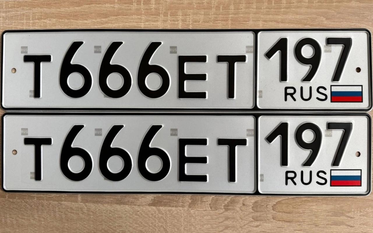 Павел Федяев, заместитель председателя комитета Госдумы по транспорту и развитию транспортной инфраструктуры, высказал критику в адрес законопроекта о продаже «красивых» автомобильных номеров. По его словам, документ в нынешнем виде не решает поставленных задач и может создать дополнительные проблемы. Федяев отметил, что законопроект не учитывает всех аспектов гражданских правовых отношений. «Там написано, что все номера должны стать платными или нет? Сложно ответить на этот вопрос», — заявил депутат. Он также подчеркнул, что отсутствие четких критериев для определения «красивых» номеров может привести к злоупотреблениям со стороны сотрудников ГИБДД. Кроме того, зампредседателя комитета указал на отсутствие механизмов сохранения номеров при передаче автомобиля родственникам и неясность в вопросе распределения средств от их продажи. «Вопросов очень много. Можно ли регулировать? Да, в мире это есть, но тут нужно прописывать множество моментов», — добавил Федяев. Депутат призвал авторов инициативы более детально проработать документ, чтобы избежать возможных коррупционных рисков и обеспечить прозрачность процесса.. Госдума, Павел Федяев, автомобильные номера, коррупция, транспорт