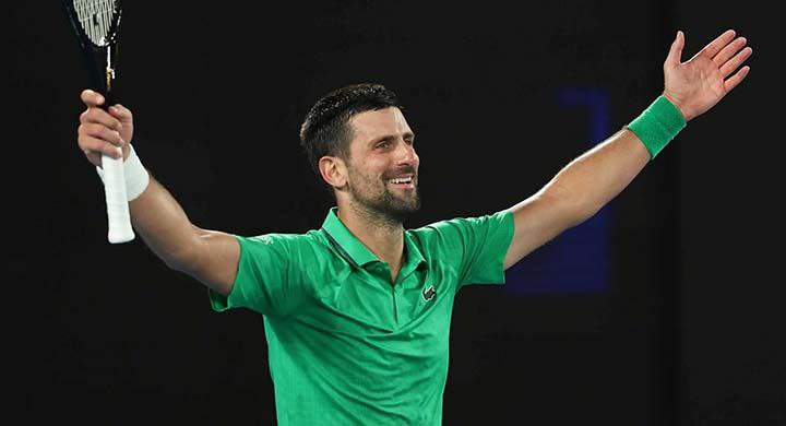 История, которая заставит вас задуматься дважды перед следующей ставкой. 🎲 Один россиянин, видимо, решил, что удача — его лучший друг, и поставил целый миллион рублей на исход матча Australian Open. Шанс выигрыша оценивался в 99%, а цель была скромной — заработать «лёгкие» 10 тысяч рублей. Но, как говорится, даже самый надёжный план может пойти наперекосяк. 🤷‍♂️ Матч завершился не в пользу нашего героя, и он лишился всей суммы. Теперь этот случай стал ярким примером того, что даже с 99% шансом можно оказаться в том самом 1%. 💔 Так что, друзья, если вдруг решите рискнуть, помните: удача — дама капризная. И, возможно, лучше оставить миллионы в банке, а не на ставках. 😉. Australian Open, ставки, Джокович, лудомания, спорт