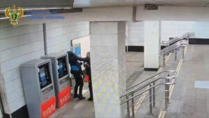 Вчера вечером в переходе станции метро «Площадь Ильича» произошел инцидент, закончившийся трагически. По предварительным данным, между двумя мужчинами вспыхнул конфликт, переросший в драку. Один из участников нанес другому тяжелые травмы, после чего скрылся с места происшествия. Пострадавший, мужчина 1985 года рождения, был доставлен в больницу в критическом состоянии. Несмотря на усилия медиков, спасти его не удалось — он скончался от полученных повреждений. Подозреваемый, 34-летний мужчина, был задержан правоохранительными органами. В настоящее время проводится расследование, целью которого является установление всех обстоятельств произошедшего. Инцидент вызвал широкий общественный резонанс. Власти призвали граждан к бдительности и напомнили о необходимости соблюдения общественного порядка. Станция метро «Площадь Ильича» временно усилила меры безопасности, чтобы предотвратить возможные повторные инциденты.. Метро Площадь Ильича, Драка, Криминал, Москва, Происшествия