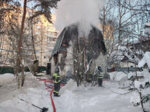 В Подмосковье произошел инцидент, который мог бы закончиться трагедией, если бы не своевременная реакция домашнего кота и установленной в доме системы сигнализации. Владелица дома проснулась от громкого мяуканья и звуков оповещателя, что позволило ей быстро разбудить детей и вывести их из здания. Пожар нанес значительный ущерб жилому строению, однако благодаря оперативным действиям женщины и её питомца, все члены семьи остались невредимы. Причины возгорания в настоящее время устанавливаются специалистами. Этот случай в очередной раз подчеркивает важность установки систем безопасности в жилых помещениях и роль домашних животных в жизни человека. Местные власти уже выразили готовность оказать семье необходимую помощь в восстановлении дома.. Подмосковье, пожар, кот, сигнализация, многодетная семья