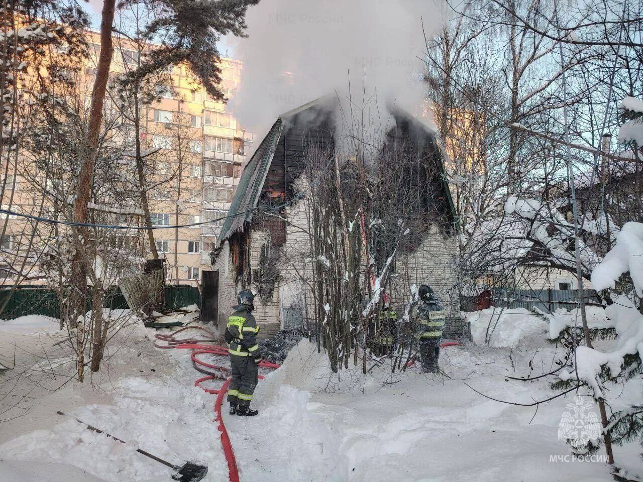 В Подмосковье произошел инцидент, который мог бы закончиться трагедией, если бы не своевременная реакция домашнего кота и установленной в доме системы сигнализации. Владелица дома проснулась от громкого мяуканья и звуков оповещателя, что позволило ей быстро разбудить детей и вывести их из здания. Пожар нанес значительный ущерб жилому строению, однако благодаря оперативным действиям женщины и её питомца, все члены семьи остались невредимы. Причины возгорания в настоящее время устанавливаются специалистами. Этот случай в очередной раз подчеркивает важность установки систем безопасности в жилых помещениях и роль домашних животных в жизни человека. Местные власти уже выразили готовность оказать семье необходимую помощь в восстановлении дома.. Подмосковье, пожар, кот, сигнализация, многодетная семья