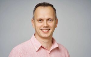 Чистый воздух — новый must-have. Ужесточение экологических норм, растущая осведомленность о загрязнении и развитие технологий мониторинга подстегнули спрос на решения для управления качеством воздуха. Глобальный рынок таких систем оценивался в $12 млрд в 2024 году, а к 2032 году прогнозируется рост до $24,5 млрд. Темп роста — 8,5% в год. 🚀 Россия не отстает. С марта 2025 года компании обязаны публиковать данные о состоянии окружающей среды в системе «Экомониторинг», которую разрабатывает «Ростелеком». Это шаг к прозрачности, но и вызов для бизнеса. Как предприятия справляются? Андрей Карпов, совладелец компании «Р-Нокс», рассказывает, что ключ — в технологиях. Современные системы позволяют не только контролировать, но и минимизировать вредные выбросы. 💡 Итог: Чистый воздух становится не только экологической, но и экономической категорией. Кто успеет первым, тот и выиграет.. Экология, Ростелеком, Р-Нокс, Качество воздуха, Экомониторинг