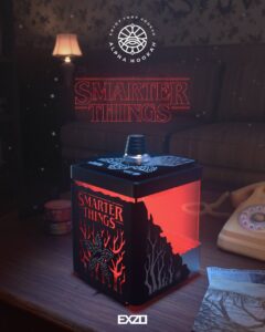 Alpha Hookah решили удивить фанатов культового сериала «Очень странные дела» и выпустили колбу для кальяна, которая буквально перенесет вас в Изнанку образца 1983 года. 🌀 Тираж ограничен 666 штуками, а цена каждой колбы составляет 16 666 рублей. Да, это не шутка. За такие деньги вы получите не просто аксессуар для курения, а настоящий портал в мир Хоукинса. Дизайн колбы выполнен в стиле сериала: мрачные тона, элементы, напоминающие портал в Изнанку, и даже отсылки к лаборатории Хоукинса. Это не просто кальян, это арт-объект для настоящих фанатов. Если вы готовы отправиться в путешествие по параллельным мирам, то это ваш шанс. Но поторопитесь — такие вещи разлетаются быстрее, чем демогоргоны нападают на подростков. 🚀 Отправляемся в Хоукинс?. Очень странные дела, Alpha Hookah, кальян, Изнанка, Хоукинс