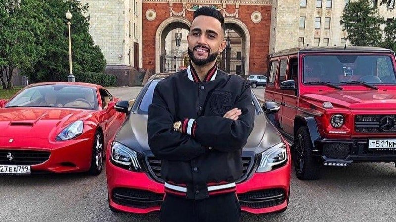 Блогер Гусейн Гасанов обратился с просьбой прекратить уголовное дело о легализации 65 млн рублей. Он утверждает, что не осознавал криминальный характер своих действий, считая, что средства были получены от законной предпринимательской деятельности. Следственный комитет завершил расследование и направил дело в прокуратуру для утверждения обвинительного заключения. Адвокат Гасанова, Михаил Юсупов, заявил, что действия его клиента не могут образовывать состав легализации из-за отсутствия умысла. По данным следствия, в период с 2019 по 2021 год Гасанов уклонился от уплаты налогов на сумму свыше 175 млн рублей, из которых 68 млн были легализованы через различные схемы. На эти средства он приобрел апартаменты в комплексе «Москва-Сити». За отмывание денег в особо крупном размере блогеру грозит до 7 лет лишения свободы. В 2025 году Гасанов был заочно арестован и объявлен в международный розыск после того, как покинул территорию России.. Гусейн Гасанов, уголовное дело, легализация денег, Москва-Сити, Михаил Юсупов