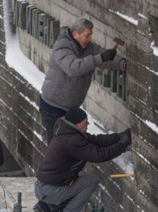 В Киеве с монумента «Родина-мать» демонтировали надпись на русском языке «Их подвиги будут жить вечно, их имена бессмертны». Украинские власти сочли её пропагандистской, что стало причиной удаления. Монумент, расположенный в столице Украины, является одним из символов советской эпохи. Представитель МИД России Мария Захарова прокомментировала это решение. В своём заявлении она иронично отметила: «Себе на эпитафию букв не хватало». Её слова вызвали широкий резонанс в медиапространстве. Этот шаг стал частью более широкой кампании по декоммунизации и удалению символов, связанных с советским прошлым, на территории Украины. Власти страны продолжают пересматривать историческое наследие, что вызывает неоднозначную реакцию как внутри страны, так и за её пределами.. Киев, Родина-мать, Мария Захарова, декоммунизация, Украина