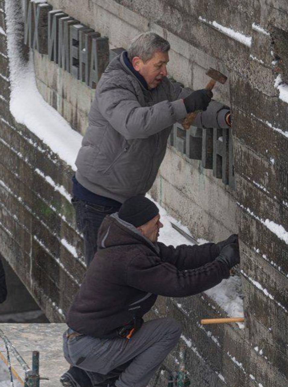 В Киеве с монумента «Родина-мать» демонтировали надпись на русском языке «Их подвиги будут жить вечно, их имена бессмертны». Украинские власти сочли её пропагандистской, что стало причиной удаления. Монумент, расположенный в столице Украины, является одним из символов советской эпохи. Представитель МИД России Мария Захарова прокомментировала это решение. В своём заявлении она иронично отметила: «Себе на эпитафию букв не хватало». Её слова вызвали широкий резонанс в медиапространстве. Этот шаг стал частью более широкой кампании по декоммунизации и удалению символов, связанных с советским прошлым, на территории Украины. Власти страны продолжают пересматривать историческое наследие, что вызывает неоднозначную реакцию как внутри страны, так и за её пределами.. Киев, Родина-мать, Мария Захарова, декоммунизация, Украина