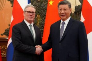 Си Цзиньпин, председатель КНР, в ходе встречи с премьер-министром Великобритании Киром Стармером в Пекине заявил о своей поддержке футбольного клуба «Манчестер Юнайтед». Об этом сообщил политический обозреватель газеты Financial Times Джордж Паркер. В ходе переговоров, посвященных укреплению двусторонних отношений между Китаем и Великобританией, Си Цзиньпин упомянул о своей симпатии к известному английскому клубу. Это заявление стало неожиданным элементом в рамках официальной встречи, подчеркивающим личные интересы китайского лидера. «Манчестер Юнайтед» — один из самых популярных футбольных клубов в мире, имеющий миллионы болельщиков по всему земному шару. Поддержка со стороны такого высокопоставленного политика, как Си Цзиньпин, может оказать влияние на развитие спортивных связей между Китаем и Великобританией. Это заявление также подчеркивает растущую роль спорта в международной дипломатии, где личные предпочтения лидеров могут стать частью публичного диалога.. Си Цзиньпин, Манчестер Юнайтед, Китай, Великобритания, футбол