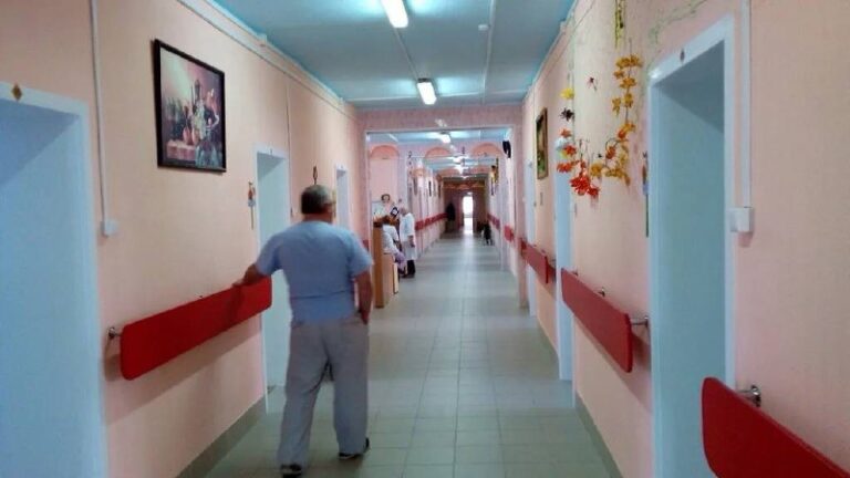 Прокопьевский психоневрологический интернат стал эпицентром скандала. Большинство умерших скончались от сердечных проблем, а причиной массовых госпитализаций стала протухшая еда. 🍖💀 Пациенты жаловались на высокую температуру, головную боль и кашель, но жаропонижающие им не выдавали. В больницы не везли до тех пор, пока ситуация не стала достоянием Сети. Массовая госпитализация началась только после публикаций. 📰 Условия в интернате были ужасными: мясо, рыбу и овощи измельчали в одной мясорубке из-за отсутствия оборудования. В корпусах было холодно, а в аптечках не хватало базовых препаратов. ❄️💊 Ранее мы сообщали о 9 смертях в этом же интернате, предположительно из-за гриппа типа А. Теперь ситуация вышла на новый уровень. ⚠️. Прокопьевск, психоневрологический интернат, госпитализация, протухшая еда, Кемеровская область