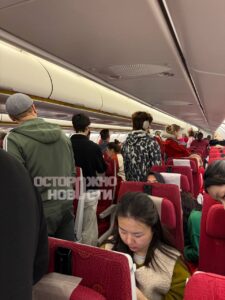 Рейс авиакомпании Hainan Airlines вернулся в московский аэропорт Шереметьево из-за ухудшения состояния пассажирки. Самолёт, следовавший по маршруту Москва — Хайкоу, не смог приземлиться в трёх городах, несмотря на экстренную ситуацию. По данным источников, рейс HU 766 вылетел из Шереметьево в 12:00. Во время полёта двум пассажирам стало плохо, у одной из женщин резко поднялось давление. Экипаж запросил помощь медиков на борту, но профессиональную помощь оказать не удалось. Спустя 2,5 часа самолёт развернулся над Магнитогорском. Пассажиры сообщили, что борт пролетел над Уфой, Казанью и Нижним Новгородом, но ни один из аэропортов не принял рейс. В итоге самолёт вернулся в Шереметьево, где пострадавшую госпитализировали. После приземления рейс продолжил путь в Хайкоу спустя 1,5 часа. Причины отказа в посадке в других городах остались неясными.. Hainan Airlines, Шереметьево, авиация, происшествия, Москва