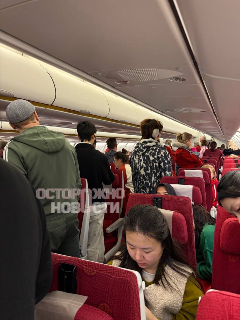 Рейс авиакомпании Hainan Airlines вернулся в московский аэропорт Шереметьево из-за ухудшения состояния пассажирки. Самолёт, следовавший по маршруту Москва — Хайкоу, не смог приземлиться в трёх городах, несмотря на экстренную ситуацию. По данным источников, рейс HU 766 вылетел из Шереметьево в 12:00. Во время полёта двум пассажирам стало плохо, у одной из женщин резко поднялось давление. Экипаж запросил помощь медиков на борту, но профессиональную помощь оказать не удалось. Спустя 2,5 часа самолёт развернулся над Магнитогорском. Пассажиры сообщили, что борт пролетел над Уфой, Казанью и Нижним Новгородом, но ни один из аэропортов не принял рейс. В итоге самолёт вернулся в Шереметьево, где пострадавшую госпитализировали. После приземления рейс продолжил путь в Хайкоу спустя 1,5 часа. Причины отказа в посадке в других городах остались неясными.. Hainan Airlines, Шереметьево, авиация, происшествия, Москва