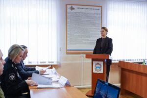 Статс-секретарь — заместитель Министра обороны РФ Анна Цивилева провела проверку организации предоставления мер социальной поддержки и медицинской помощи военнослужащим и их семьям в ходе рабочей поездки в войска Южного военного округа. В рамках визита в Ставропольский край Цивилева провела совещание с участием губернатора региона Владимира Владимирова, представителей командования ЮВО и Военно-социального центра. На встрече обсуждались вопросы начисления пособий, пенсий, компенсаций и единовременных выплат, а также порядок предоставления льгот участникам специальной военной операции. Губернатор Владимиров отметил, что в крае реализуется более 30 мер поддержки участников СВО и их семей, на что из бюджета выделено свыше 47 миллиардов рублей. В числе льгот — компенсация стоимости обучения, путевок в оздоровительные лагеря для детей и ежегодные выплаты на школьную форму. Также Цивилева посетила филиал 1602-го военного госпиталя в Ставрополе, где проверила условия оказания медицинской помощи раненым военнослужащим. На базе госпиталя создан реабилитационно-образовательный центр, обеспечивающий протезирование и комплексную реабилитацию бойцов с тяжелыми травмами. В завершение визита замминистра вручила государственные и ведомственные награды военнослужащим и медицинскому персоналу госпиталя.. Анна Цивилева, Южный военный округ, Ставропольский край, Владимир Владимиров, социальная поддержка